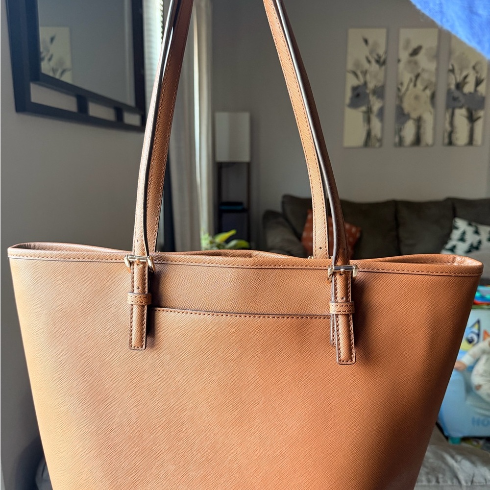 Michael Kors | Brown Saffiano Leather Shoulder Bag with Gold Hardware - Picture 2 of 7